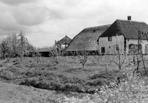 841038 Gezicht op de boerderij Bouwlust (Provincialeweg 63) te Schalkwijk (gemeente Houten).